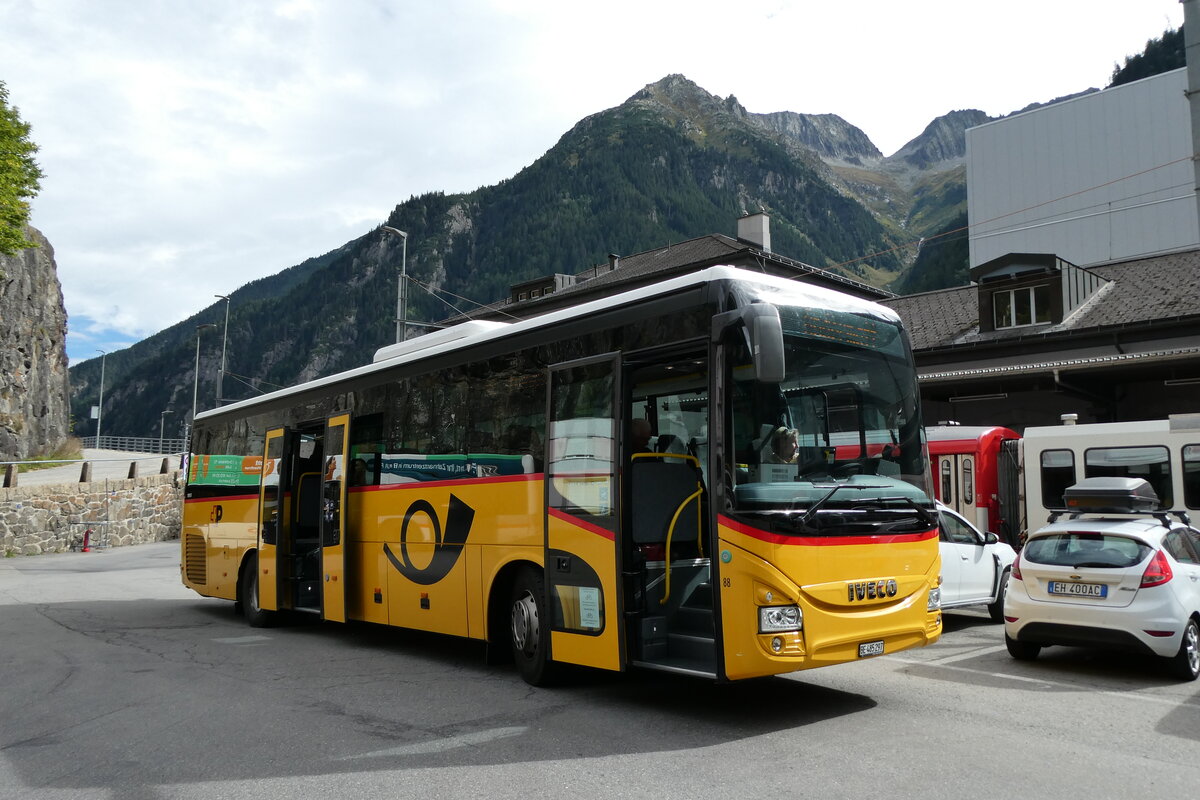 (279'837) - PostAuto Bern - Nr. 88/BE 485'297/PID 10'953 - Iveco am 3. September 2025 beim Bahnhof G�schenen