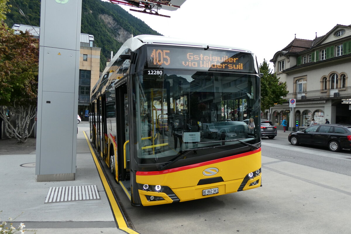(279'872) - PostAuto Bern - BE 862'361/PID 12'280 - eSolaris am 4. September 2025 beim Bahnhof Interlaken West