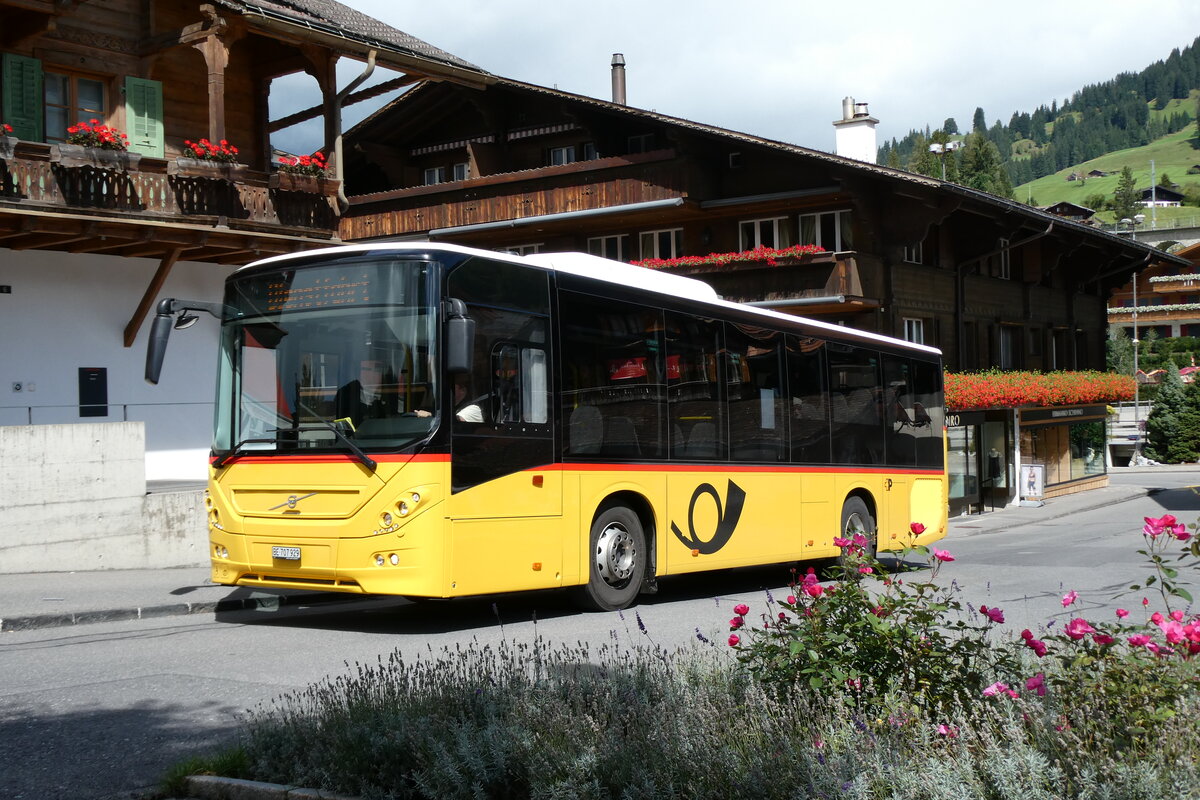 (279'902) - PostAuto Bern - BE 707'929/PID 10'535 - Volvo (ex K�bli, Gstaad) am 5. September 2025 beim Bahnhof Gstaad