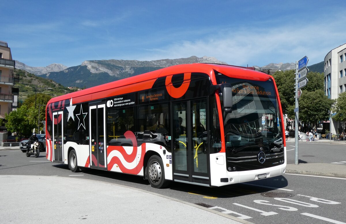 (279'962) - PostAuto Wallis - Nr. 154/VS 574'962/PID 12'154 - eMercedes am 6. September 2025 beim Bahnhof Sion