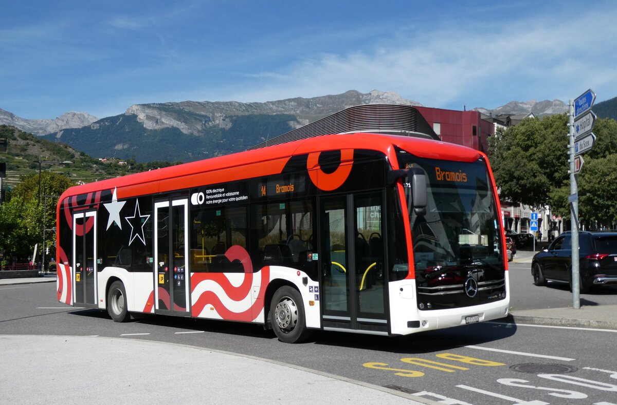 (279'963) - PostAuto Wallis - Nr. 157/VS 574'965/PID 12'157 - eMercedes am 6. September 2025 beim Bahnhof Sion