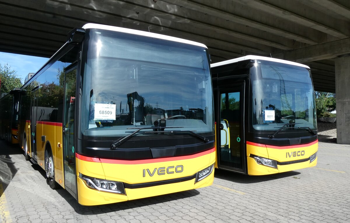 (280'001) - PostAuto Graub�nden - PID 12'382 - Iveco am 6. September 2025 in Kerzers, Murtenstrasse