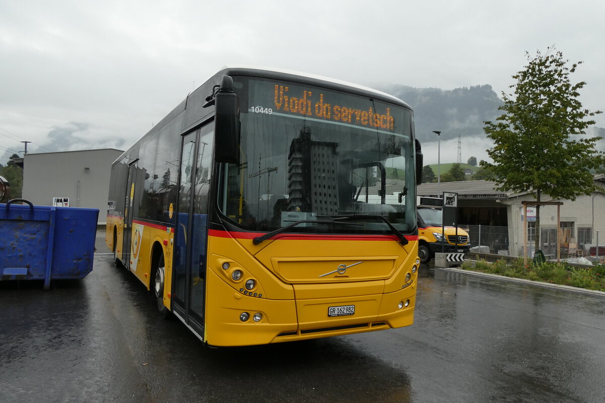 (280'113) - PostAuto Graub�nden - GR 162'982/PID 10'449 - Volvo (ex Nr. 4; ex Fontana, Ilanz Nr. 4) am 9. September 2025 beim Bahnhof Ilanz