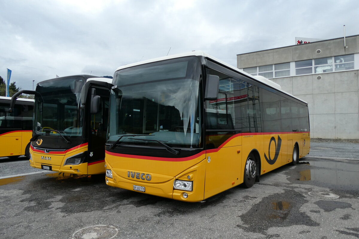 (280'206) - PostAuto Graub�nden - GR 162'978/PID 10'238 - Iveco (ex Nr. 8; ex Nr. 10; ex Fontana, Ilanz Nr. 10) am 9. September 2025 in Schluein, Garage