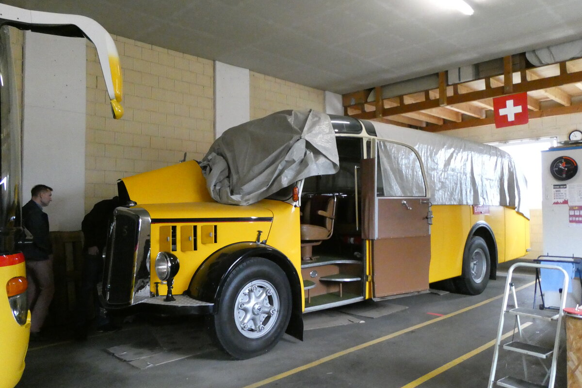 (280'236) - Sol�r&Fontana, Ilanz - Nr. 5 - Saurer/R&J am 10. September 2025 in Disentis, Garage Bundi (teilweise zugedeckt)