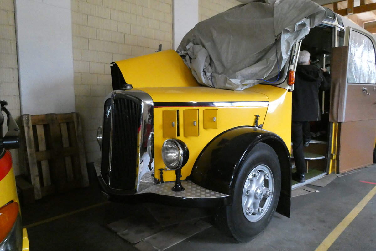 (280'243) - Sol�r&Fontana, Ilanz - Nr. 5 - Saurer/R&J am 10. September 2025 in Disentis, Garage Bundi (teilweise zugedeckt)