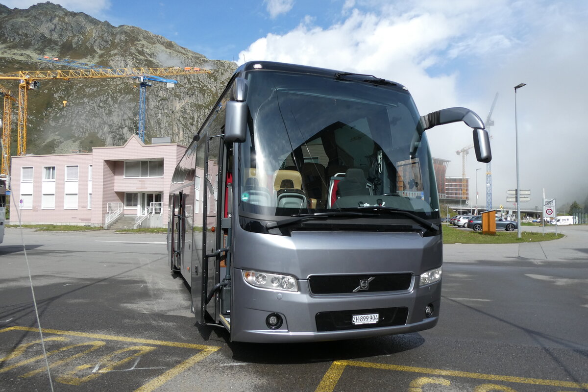 (280'250) - Jankovic, Adliswil - ZH 899'904 - Volvo am 10. September 2025 in Andermatt, Bahnhofplatz
