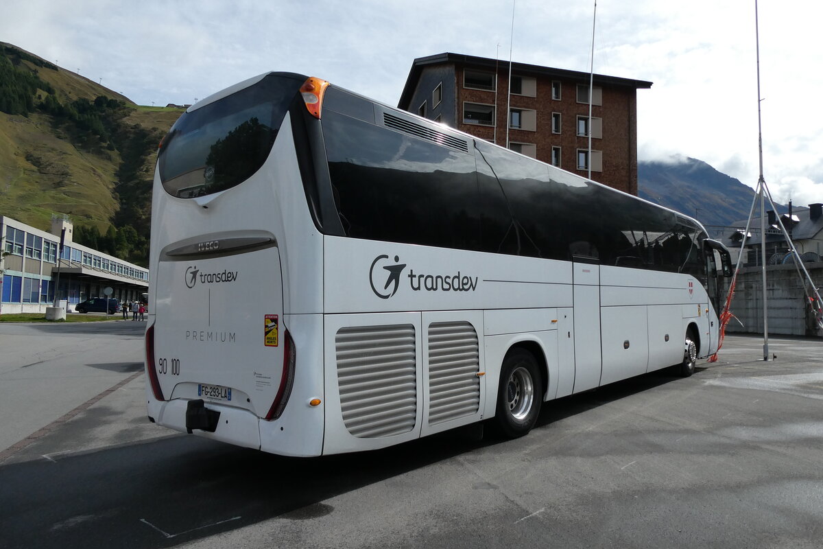 (280'252) - Aus Frankreich: Transdev, Annecy - FG 293 LA - Iveco am 10. September 2025 in Andermatt, Bahnhofplatz