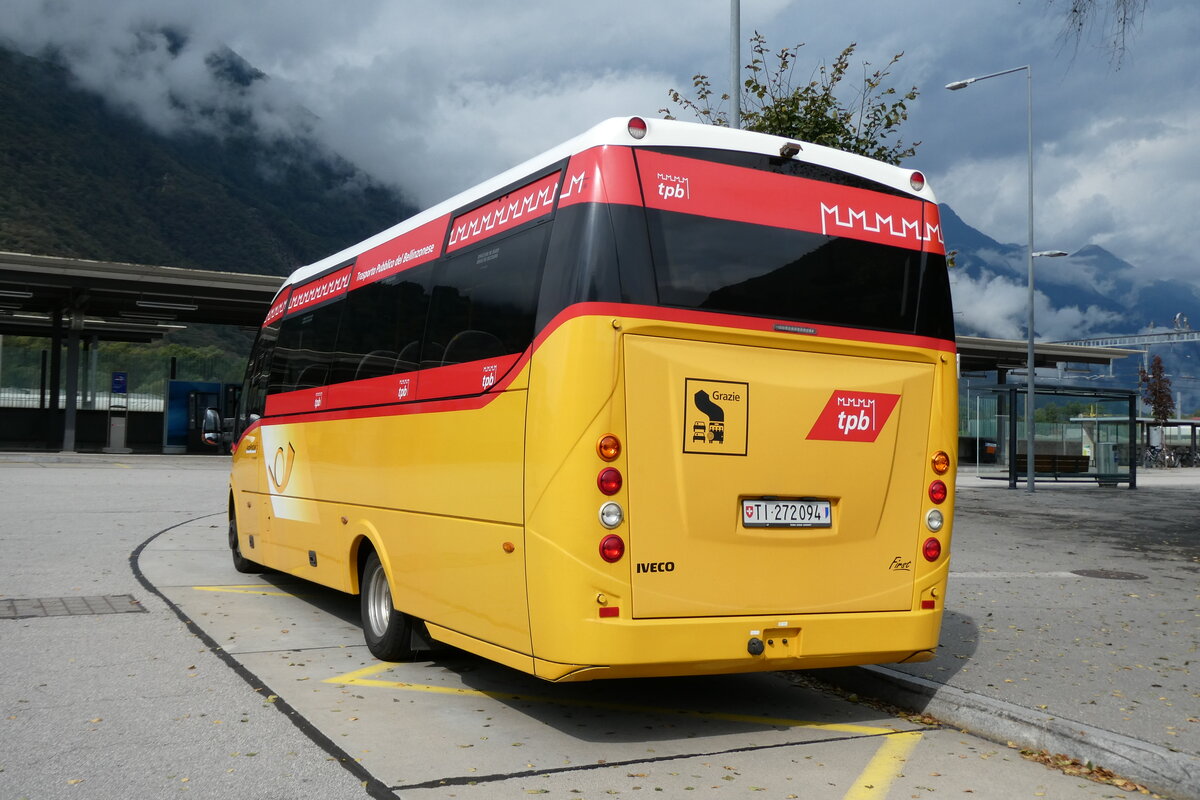 (280'317) - AutoPostale Ticino - TI 272'094/PID 10'197 - Iveco/Rosero am 13. September 2025 beim Bahnhof Castione-Arbedo