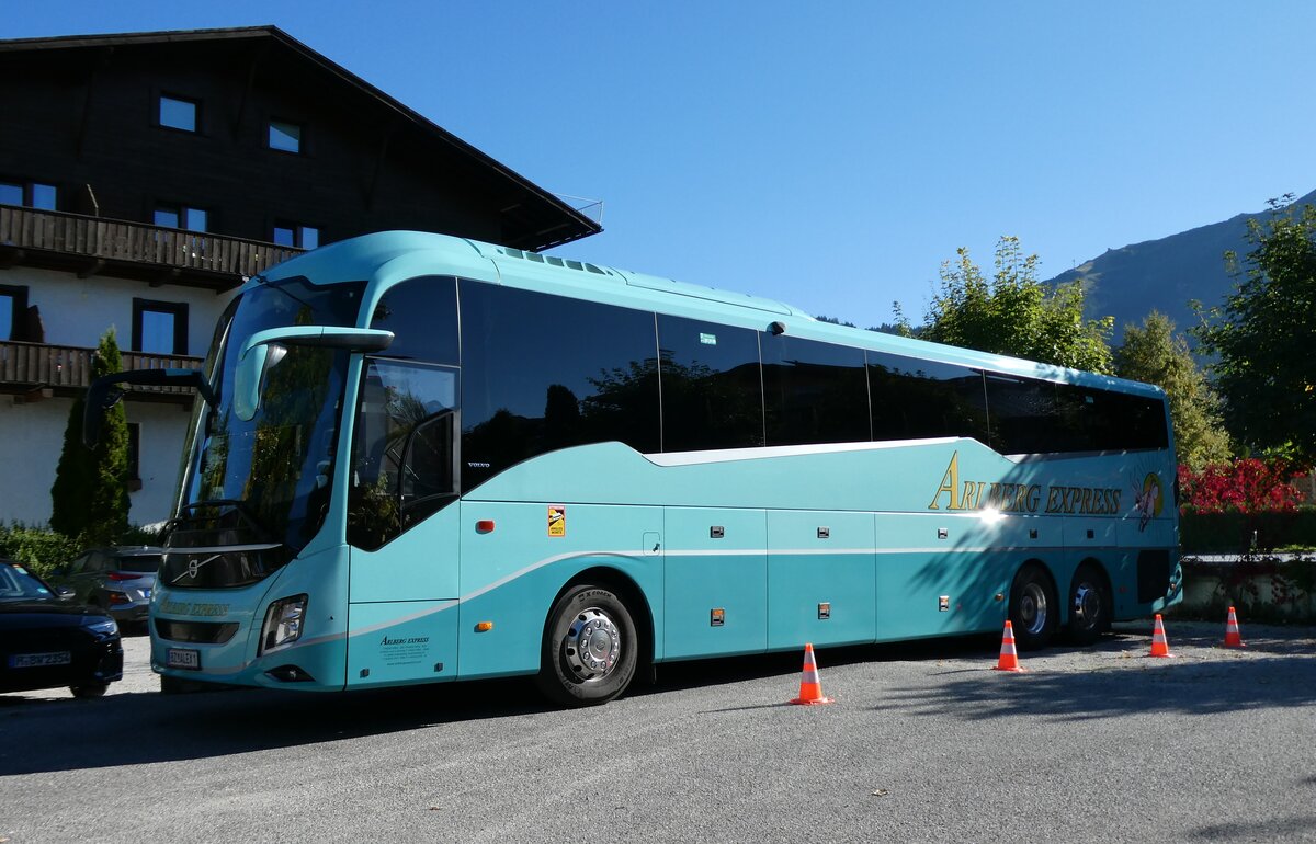 (280'505) - Arlberg Express, Kl�sterle - BZ ALEX 1 - Volvo am 18. September 2025 in Seefeld, Hotel Central