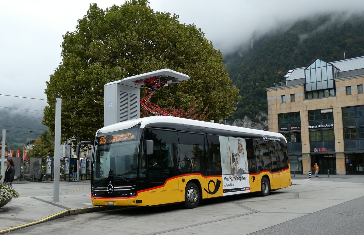 (280'649) - PostAuto Bern - BE 610'535/PID 12'124 - eMercedes am 23. September 2025 beim Bahnhof Interlaken West