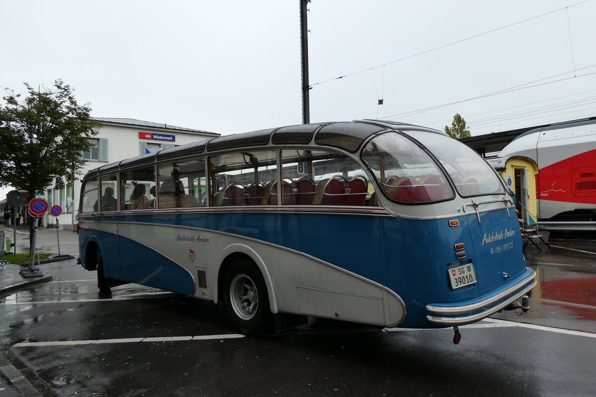 (280'674) - AWA Amden - Nr. 10/SG 39'010  Saurer/R&J (ex Radlmeier, D-Ergoldsbach; ex Schmid, D�llikon; ex Libero Bau, Fehraltdorf; ex Privat; ex Altherr, Nesslau; ex AWA Amden Nr. 8) am 27. September 2025 beim Bahnhof W�denswil