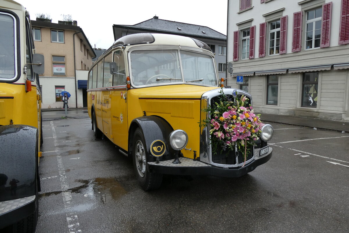 (280'690) - Oldie-Tours Z�risee, Wollerau - Nr. 1/SZ 26'083 - Saurer/R&J am 27. September 2025 beim Bahnhof W�denswil
