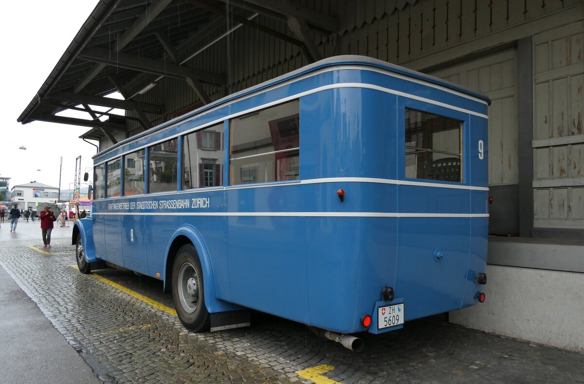 (280'693) - VBZ Z�rich (TMZ) - Nr. 9/ZH 5609 - Saurer/SWS (ex Bamert, Wolleru; ex BBA Aarau Nr. 1; ex VBZ Z�rich Nr. 209; ex VBZ Z�rich Nr. 9) am 27. September 2025 beim Bahnhof W�denswil