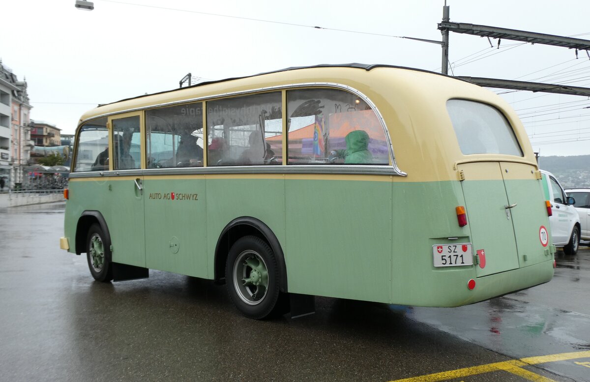 (280'701) - AAGS Schwyz - Nr. 1/SZ 5171 - Saurer/Geser (ex Nr. 9; ex Nr. 17; ex Nr. 9; ex Nr. 1) am 27. September 2025 beim Bahnhof W�denswil