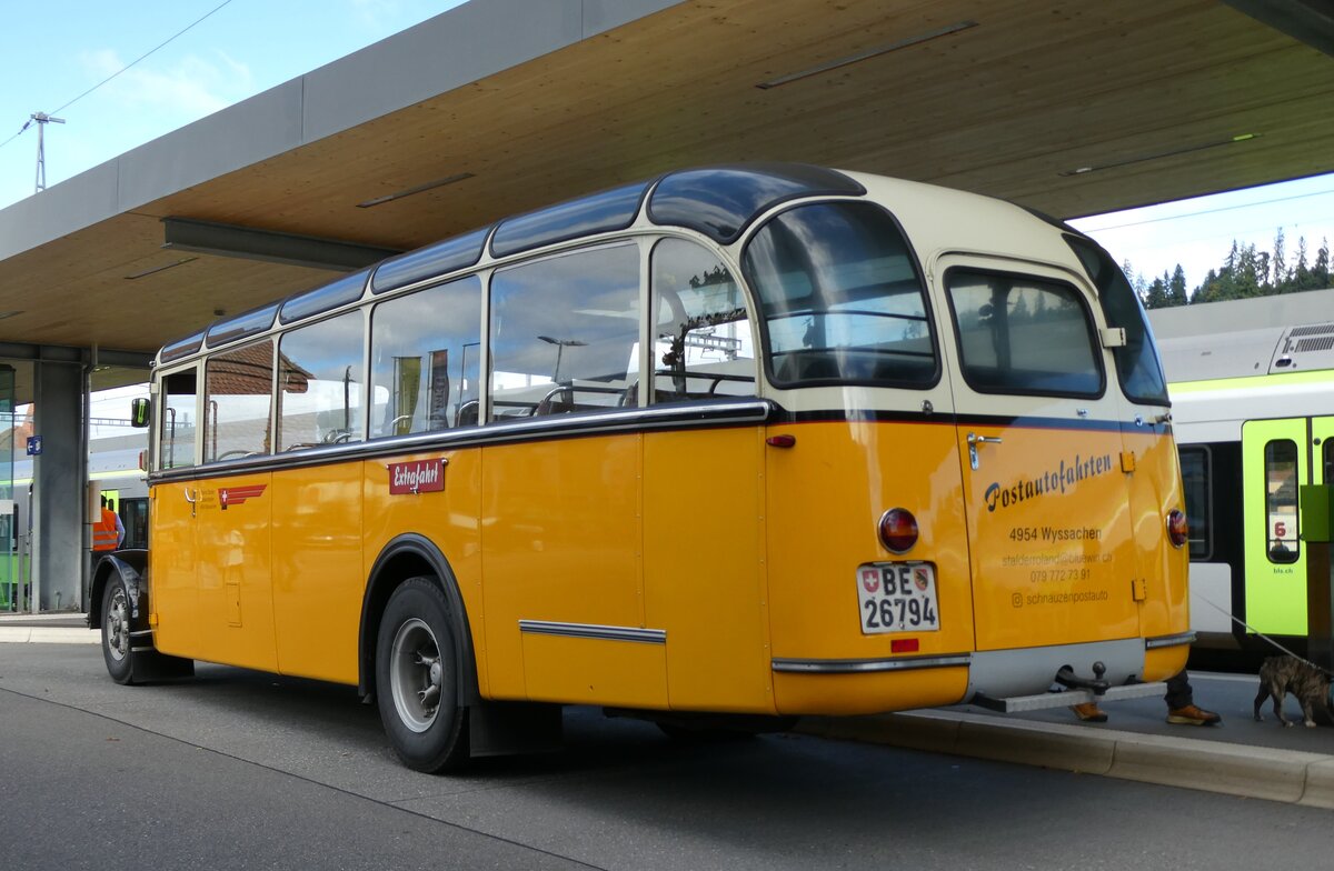 (280'954) - Stalder, Wyssachen - BE 26'794 - Saurer/R&J (ex Loosli, Wyssachen) am 4. Oktober 2025 beim Bahnhof Huttwil