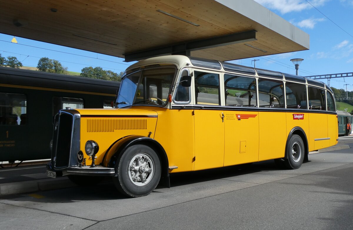 (280'964) - Stalder, Wyssachen - BE 26'794 - Saurer/R&J (ex Loosli, Wyssachen) am 4. Oktober 2025 beim Bahnhof Huttwil