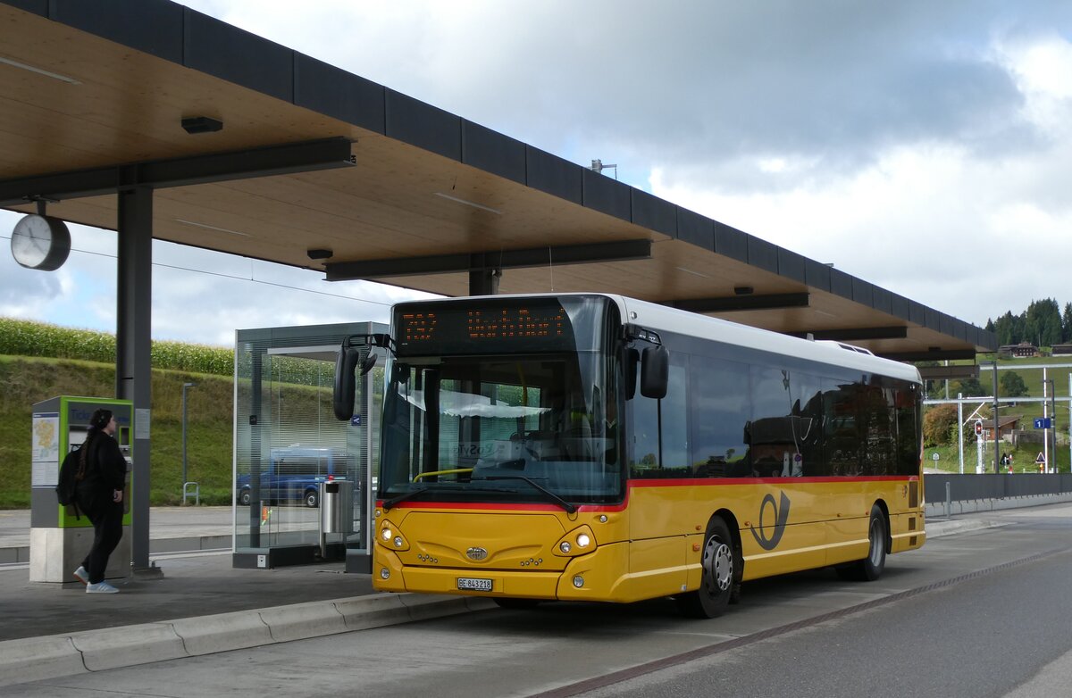 (281'017) - PostAuto Bern - Nr. 218/BE 843'218/PID 10'675 - Heuliez am 5. Oktober 2025 beim Bahnhof Biglen