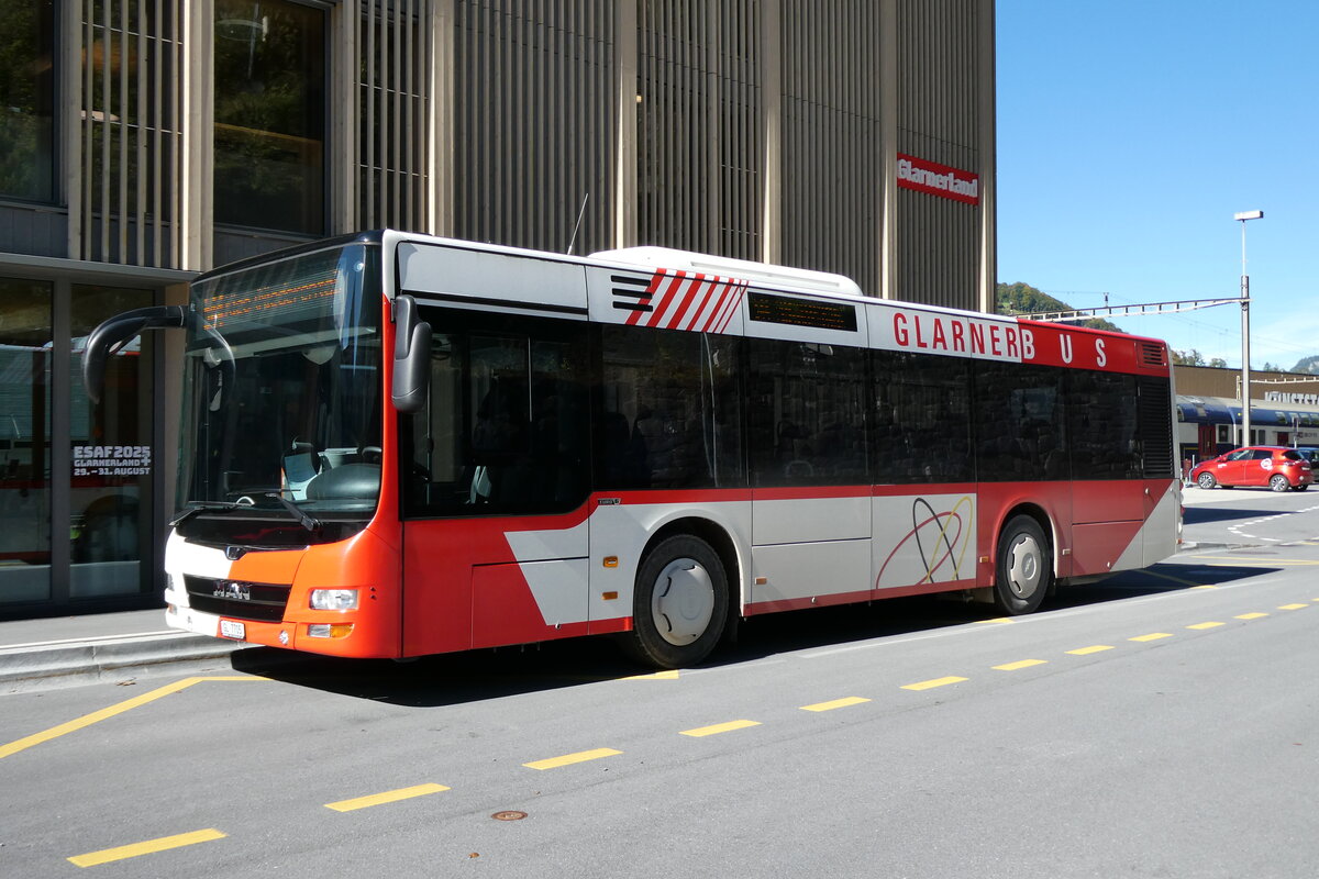 (281'067) - AS Engi - Nr. 5/GL 7705 - MAN am 7. Oktober 2025 beim Bahnhof Schwanden