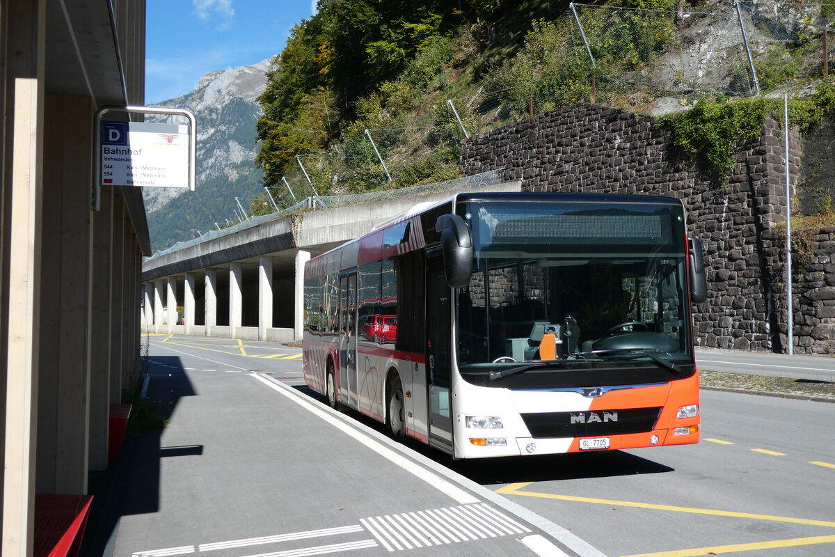 (281'068) - AS Engi - Nr. 5/GL 7705 - MAN am 7. Oktober 2025 beim Bahnhof Schwanden