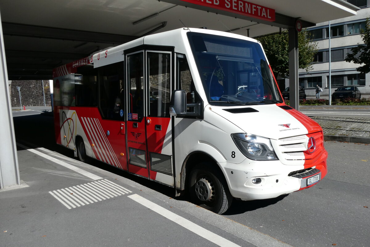 (281'071) - AS Engi - Nr. 8/GL 7708 - Mercedes/Kutsenits am 7. Oktober 2025 beim Bahnhof Schwanden