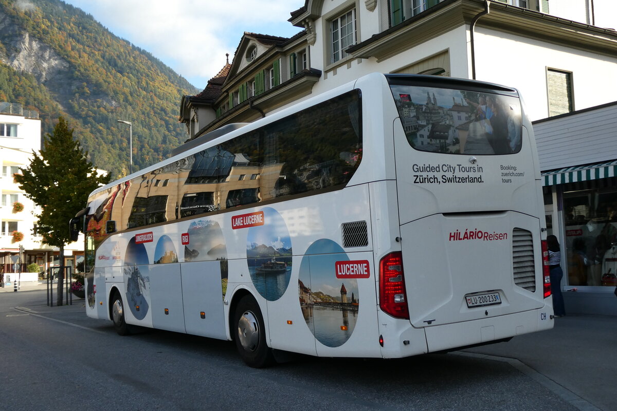 (281'082) - Hil�rio, Sch�tz - LU 200'233 - Mercedes am 9. Oktober 2025 beim Bahnhof Interlaken Ost