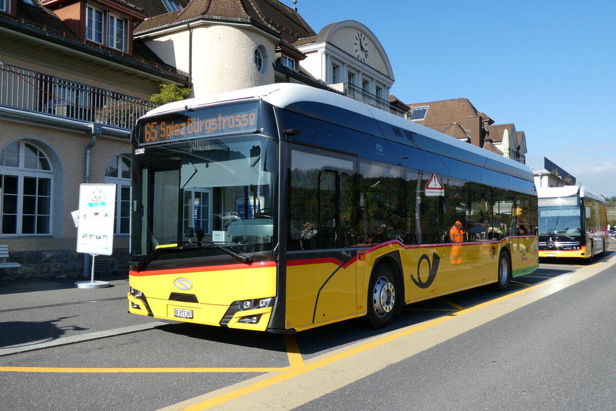 (281'087) - PostAuto Bern - BE 871'367/PID 12'282 - eSolaris am 9. Oktober 2025 beim Bahnhof Spiez