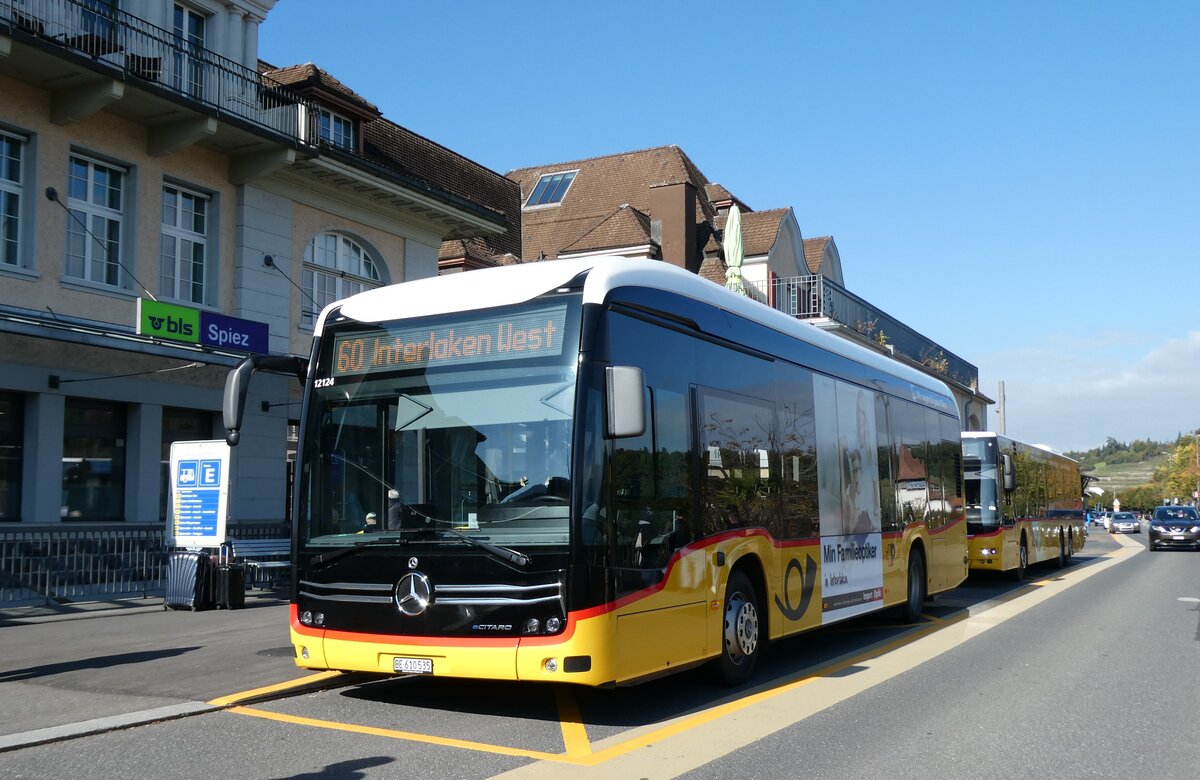 (281'088) - PostAuto Bern - BE 610'545/PID 12'124 - eMercedes am 9. Oktober 2025 beim Bahnhof Spiez