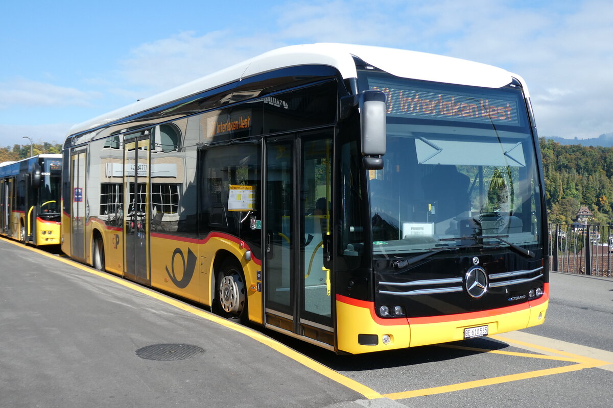 (281'089) - PostAuto Bern - BE 610'535/PID 12'124 - eMercedes am 9. Oktober 2025 beim Bahnhof Spiez