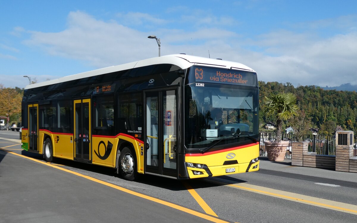 (281'090) - PostAuto Bern - BE 871'367/PID 12'282 - eSolaris am 9. Oktober 2025 beim Bahnhof Spiez