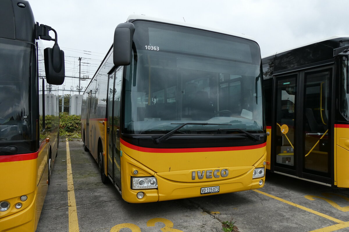 (281'220) - CarPostal Ouest - VD 115'073/PID 10'363 - Iveco am 11. Oktober 2025 in Yverdon, Garage