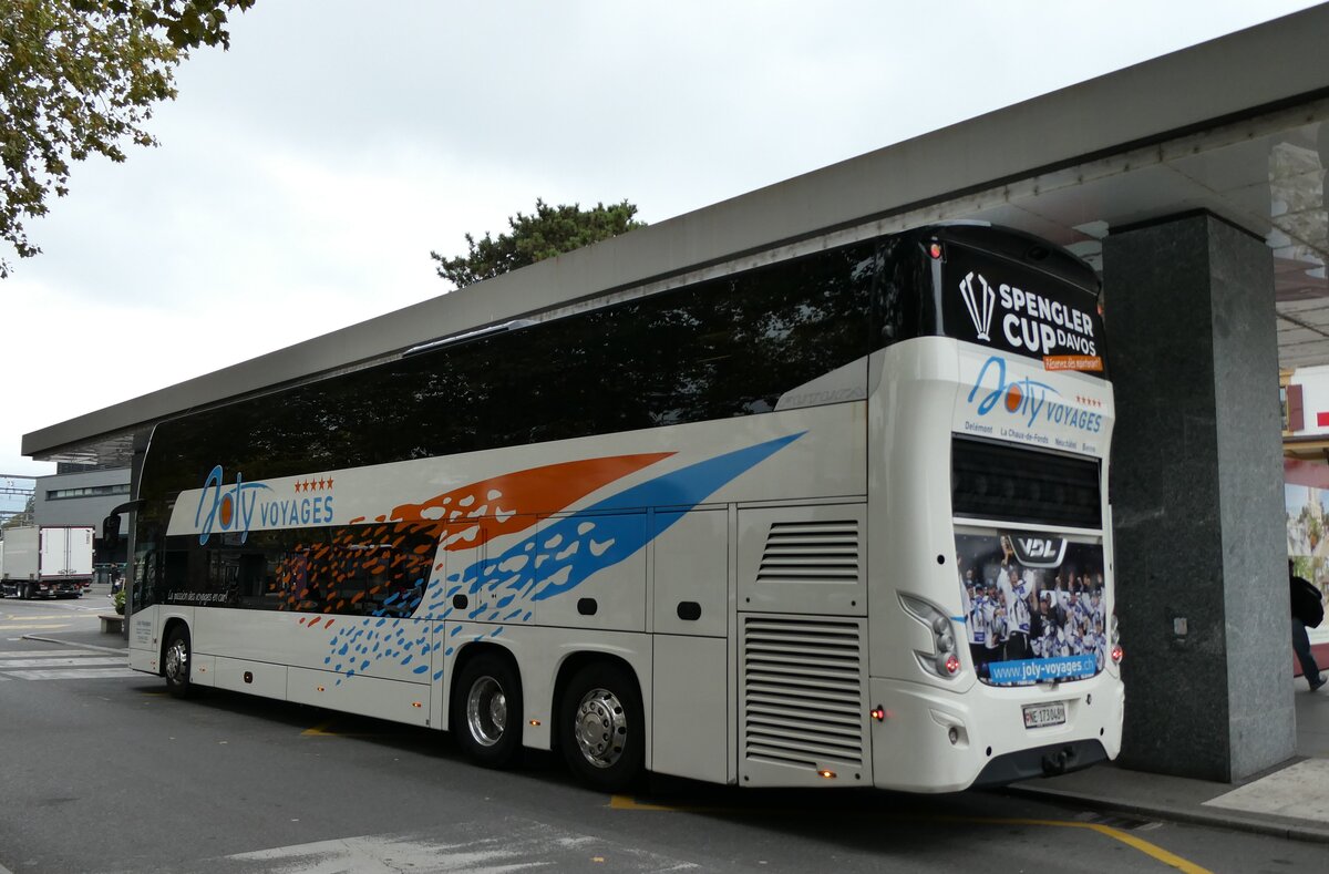 (281'261) - Joly Voyages, Les Breuleux - NE 173'048 - VDL (ex Rope, D-Bordesholm) am 11. Oktober 2025 beim Bahnhof Yverdon