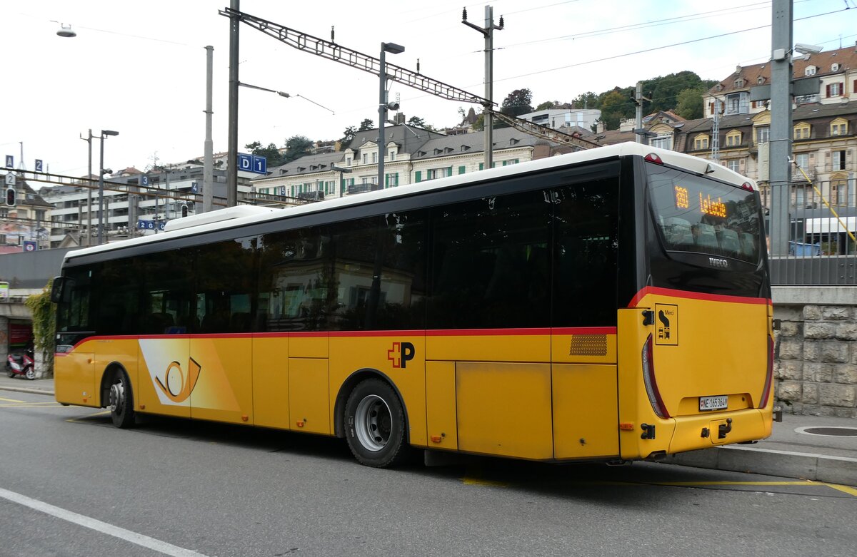 (281'273) - CarPostal Ouest - NE 165'364/PID 10'018 - Iveco (ex TPC Aigle Nr. CP09) am 11. Oktober 2025 beim Bahnhof Neuch�tel