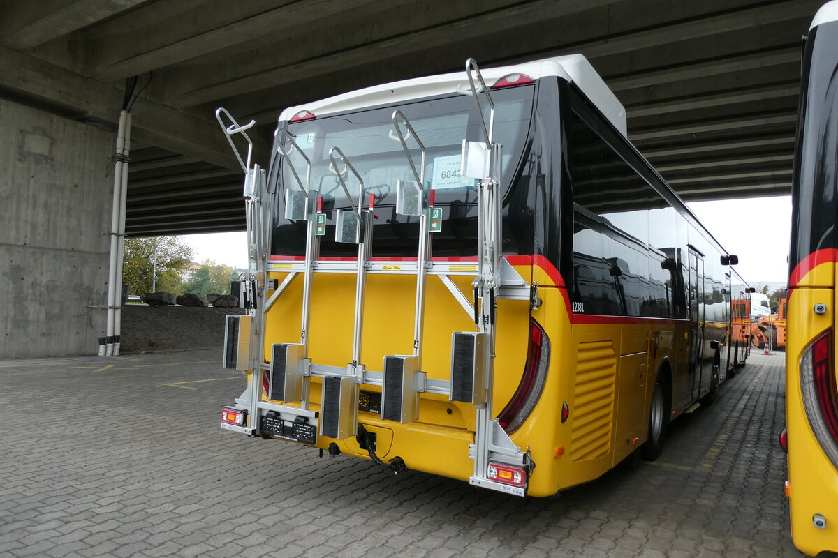 (281'281) - PostAuto Graub�nden - PID 12'381 - Iveco am 11. Oktober 2025 in Kerzers, Murtenstrasse