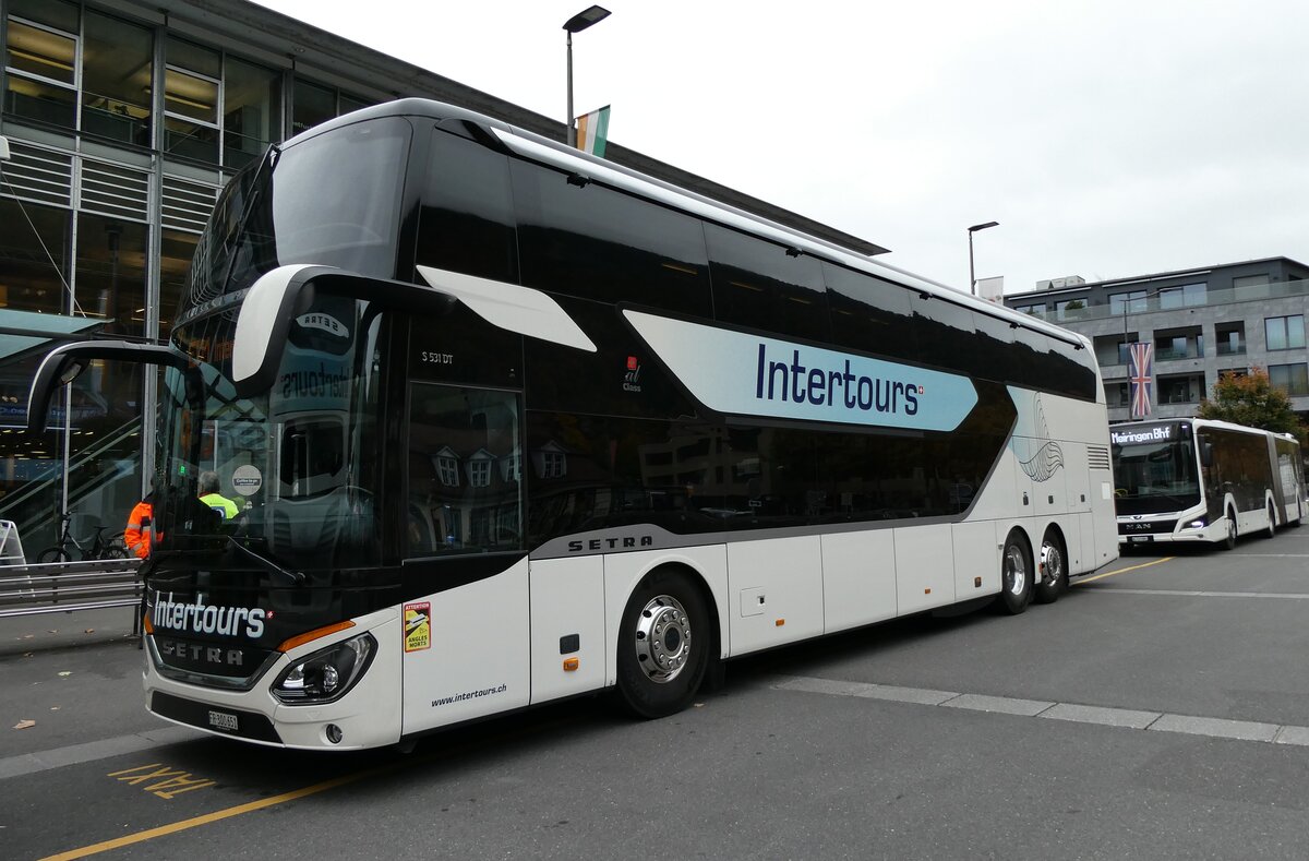 (281'513) - Intertours, Domdidier - FR 300'651 - Setra am 14. Oktober 2025 beim Bahnhof Interlaken Ost