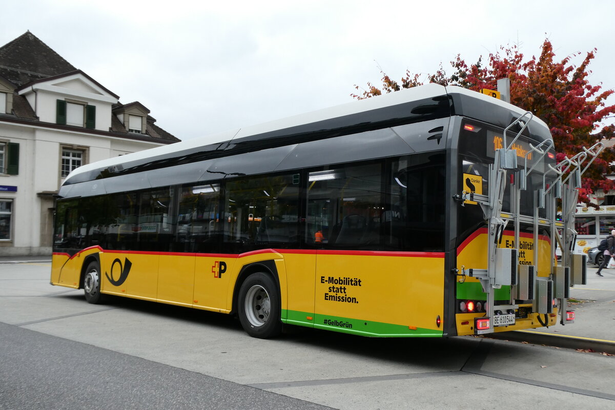 (281'518) - PostAuto Bern - BE 610'544/PID 12'279 - eSolaris am 14. Oktober 2025 beim Bahnhof Interlaken West
