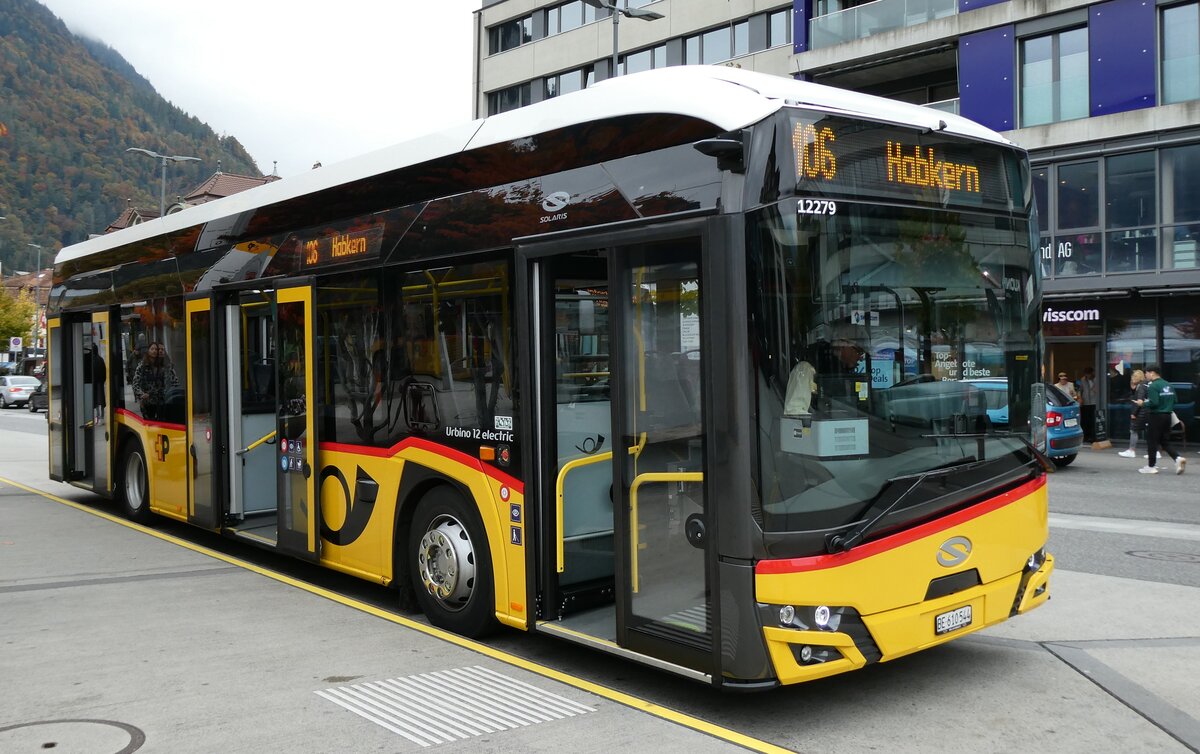 (281'519) - PostAuto Bern - BE 610'544/PID 12'279 - eSolaris am 14. Oktober 2025 beim Bahnhof Interlaken West