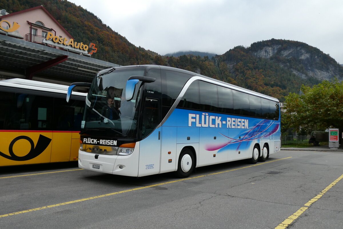(281'523) - Fl�ck, Brienz - BE 170'009 - Setra am 16. Oktober 2025 in Meiringen, Postautostation