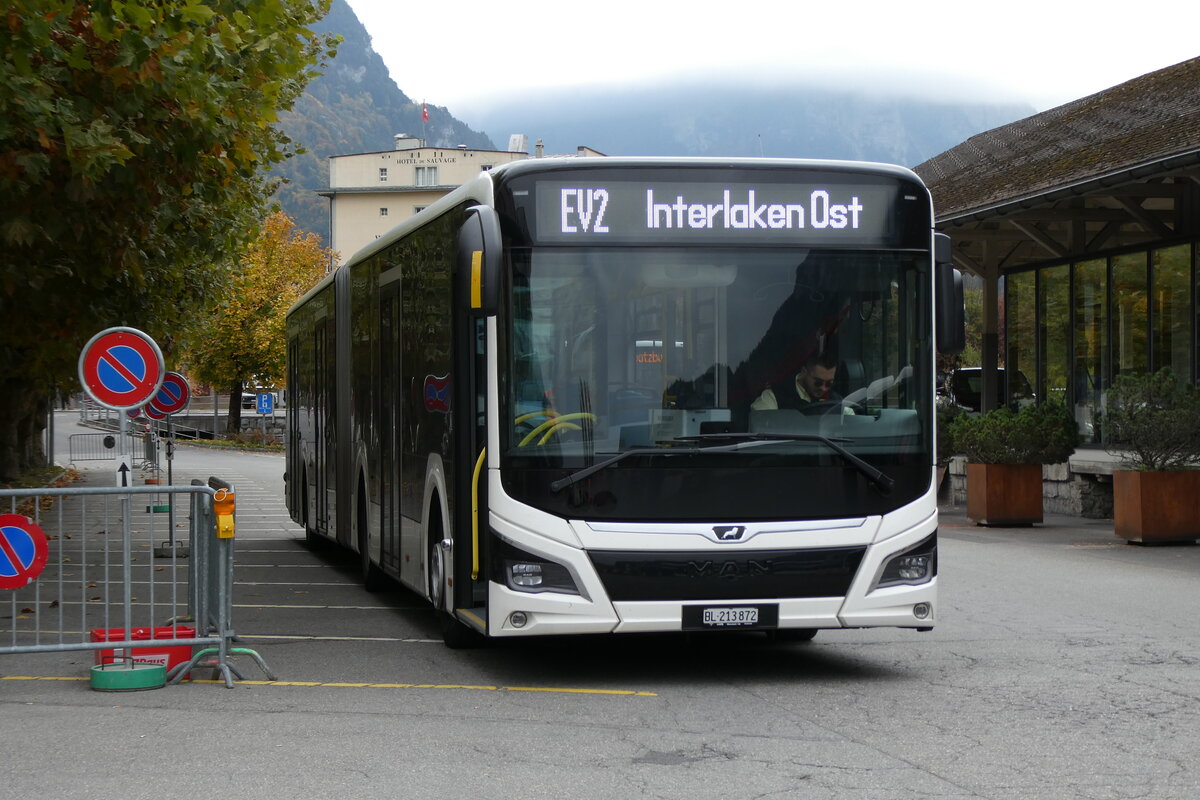 (281'546) - PostAuto Nordschweiz - BL 213'872/PID 12'417 - MAN (ex RSVG Troisdorf/D Nr. 2804) am 16. Oktober 2025 beim Bahnhof Meiringen