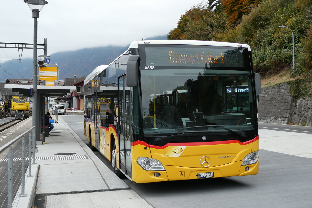 (281'549) - Fl�ck, Brienz - Nr. 4/BE 517'311/PID 10'858 - Mercedes am 16. Oktober 2025 beim Bahnhof Brienz