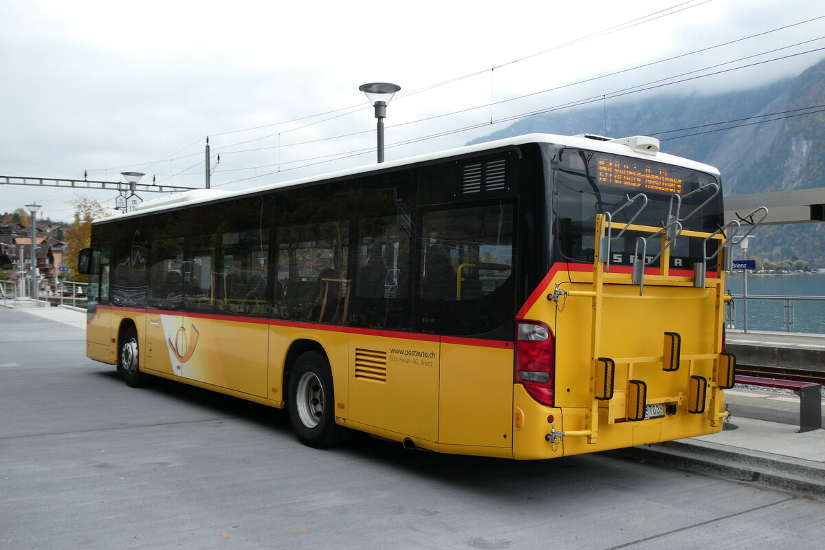 (281'558) - Fl�ck, Brienz - Nr. 3/BE 568'700/PID 5426 - Setra am 16. Oktober 2025 beim Bahnhof Brienz