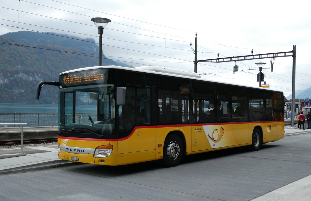 (281'559) - Fl�ck, Brienz - Nr. 3/BE 568'700/PID 5426 - Setra am 16. Oktober 2025 beim Bahnhof Brienz