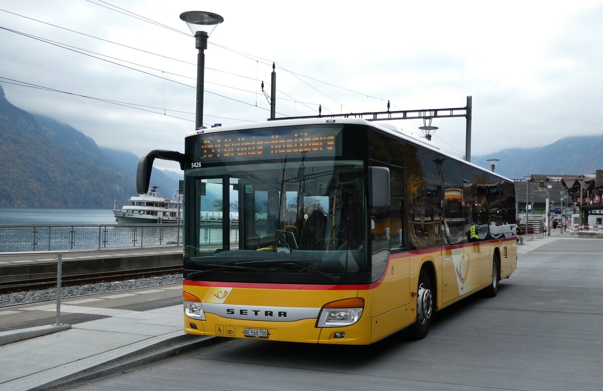 (281'560) - Fl�ck, Brienz - Nr. 3/BE 568'700/PID 5426 - Setra am 16. Oktober 2025 beim Bahnhof Brienz