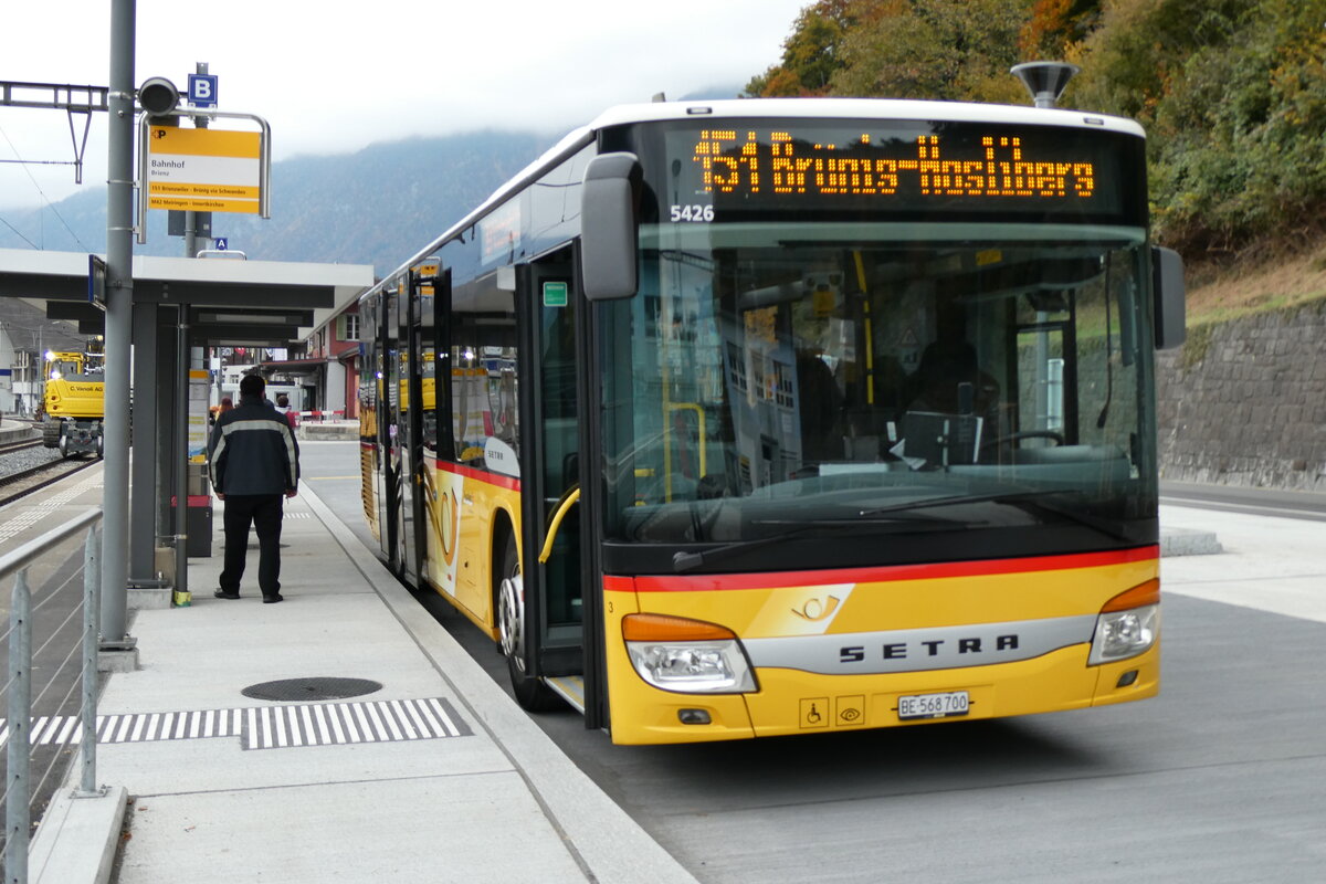 (281'561) - Fl�ck, Brienz - Nr. 3/BE 568'700/PID 5426 - Setra am 16. Oktober 2025 beim Bahnhof Brienz