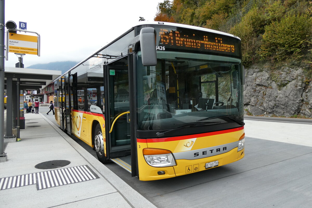 (281'562) - Fl�ck, Brienz - Nr. 3/BE 568'700/PID 5426 - Setra am 16. Oktober 2025 beim Bahnhof Brienz