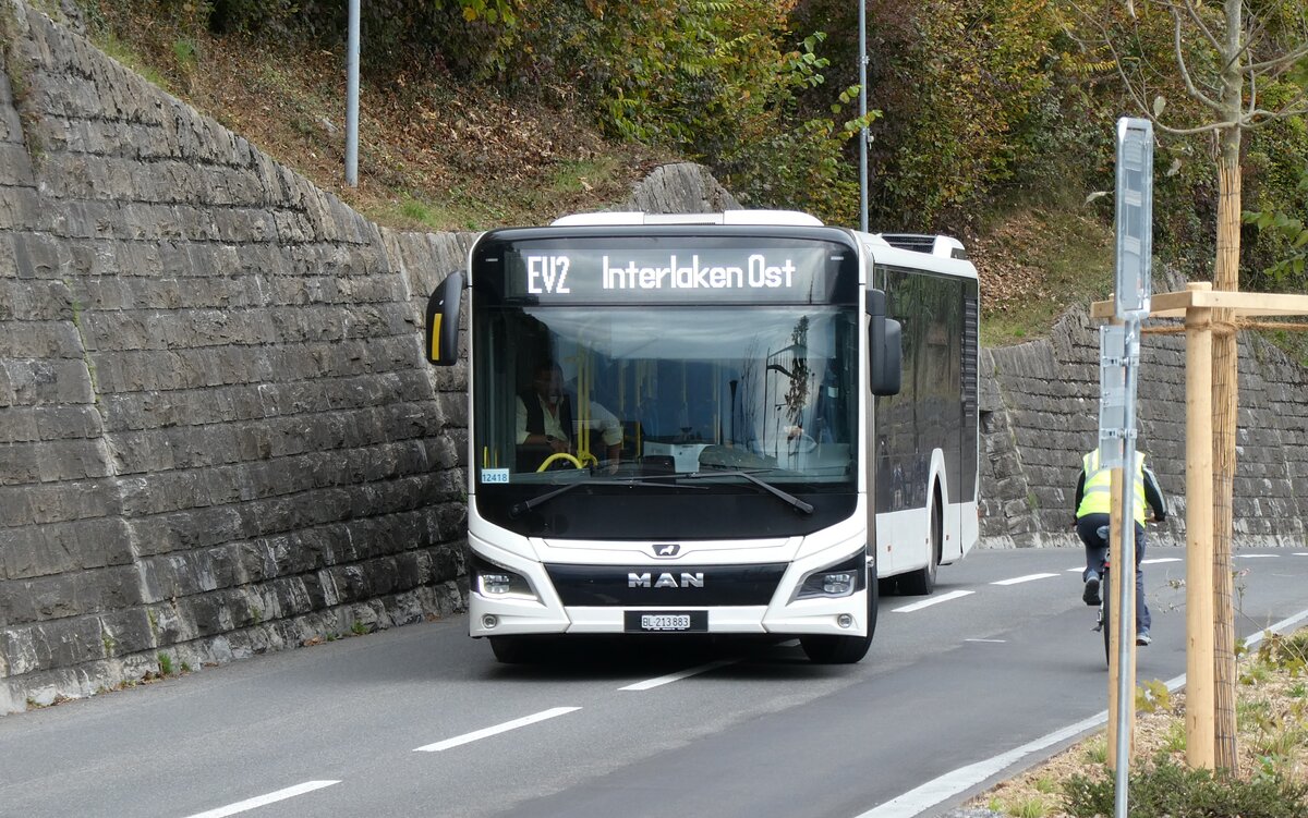 (281'564) - PostAuto Nordschweiz - BL 213'883/PID 12'418 - MAN (ex RSVG Troisdorf/D Nr. 2808) am 16. Oktober 2025 beim Bahnhof Brienz