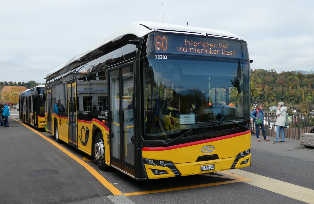 (281'567) - PostAuto Bern - BE 871'367/PID 12'282 - eSolaris am 16. Oktober 2025 beim BAhnhof Spiez