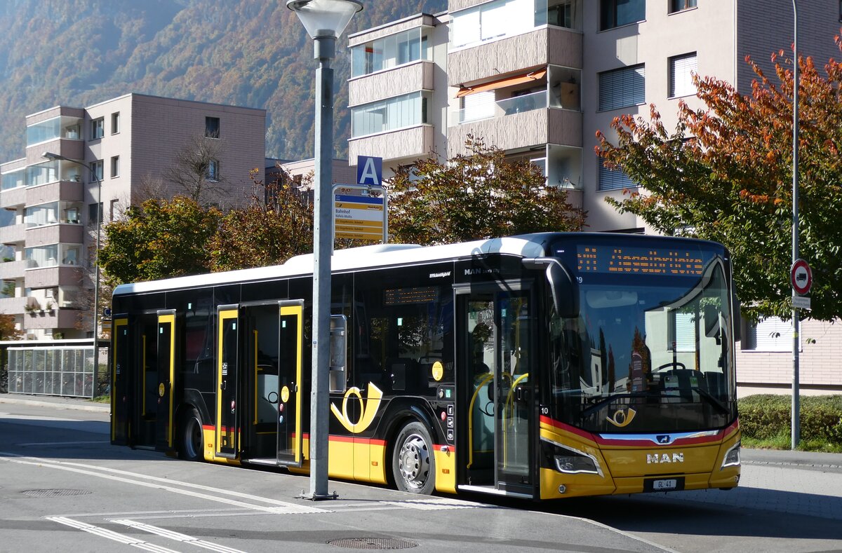 (281'651) - Niederer, Filzbach - Nr. 10/GL 41/PID 11'839 - MAN am 18. Oktober 2025 beim Bahnhof N�fels-Mollis