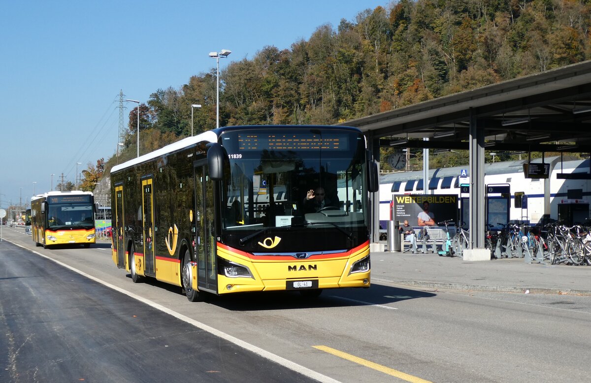 (281'655) - Niederer, Filzbach - Nr. 10/GL 41/PID 11'839 - MAN am 18. Oktober 2025 beim Bahnhof Ziegelbr�cke