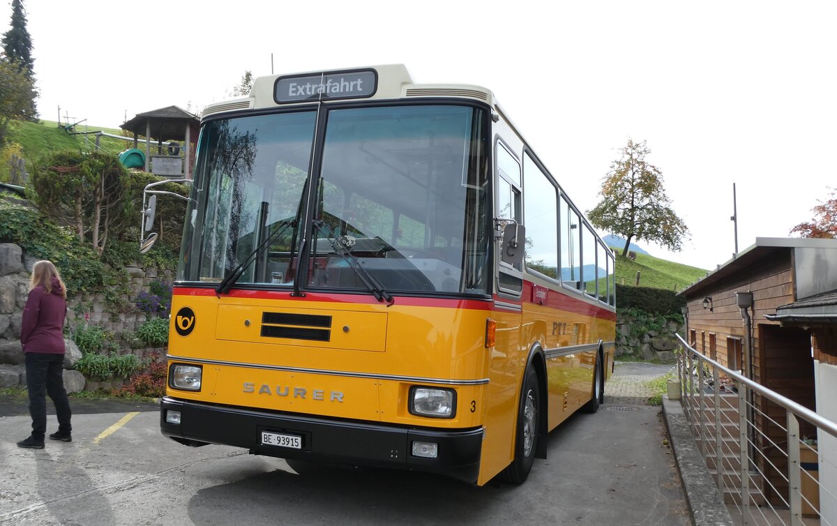 (281'675) - Kolb, Grasswil - Nr. 3/BE 93'915 - Saurer/R&J (ex Schmocker, Stechelberg Nr. 3/PID 2409; ex Schmocker, Stechelberg Nr. 1; ex Gertsch, Stechelberg Nr. 1) am 19. Oktober 2025 in Kerns, Erlebnisbauernhof Weid